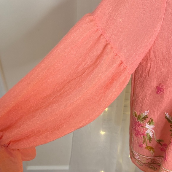 Chic Coral Blouse with Floral Details - Picture 4 of 9